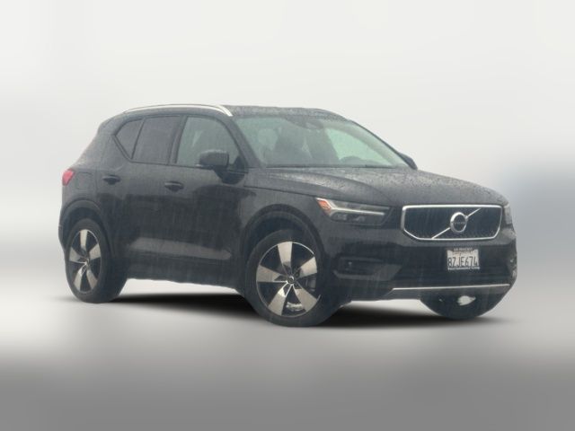 2022 Volvo XC40 Momentum