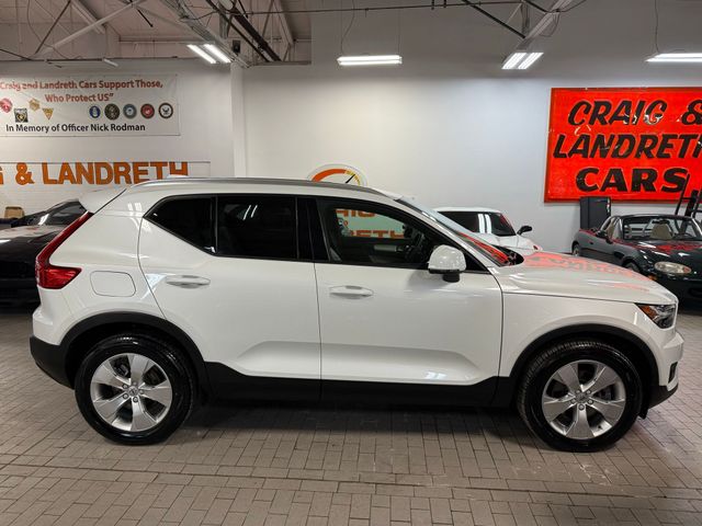 2022 Volvo XC40 Momentum