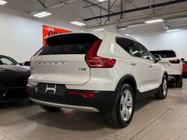 2022 Volvo XC40 Momentum