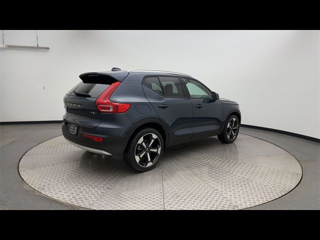 2022 Volvo XC40 Momentum