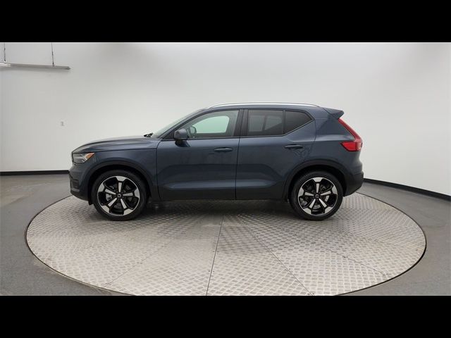 2022 Volvo XC40 Momentum