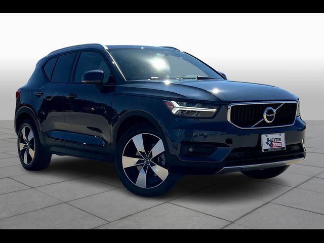 2022 Volvo XC40 Momentum