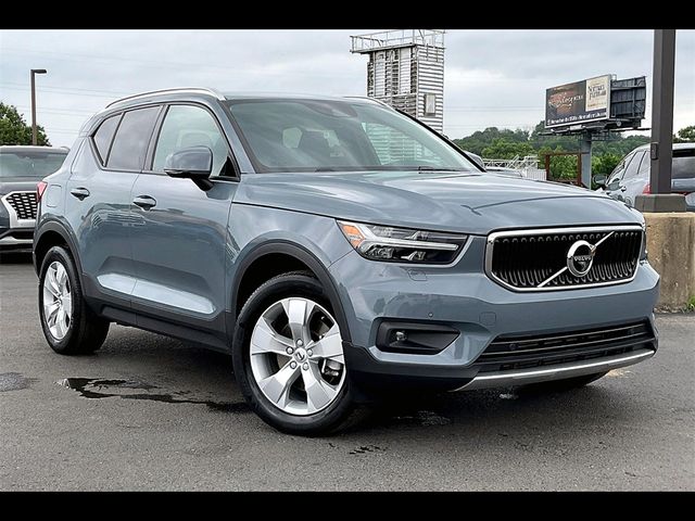 2022 Volvo XC40 Momentum