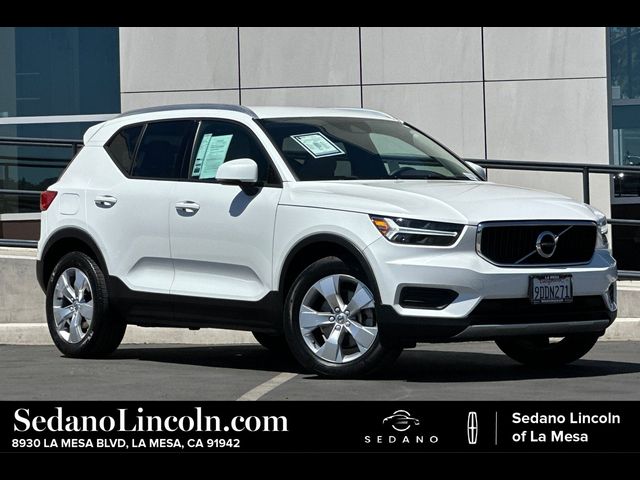 2022 Volvo XC40 Momentum
