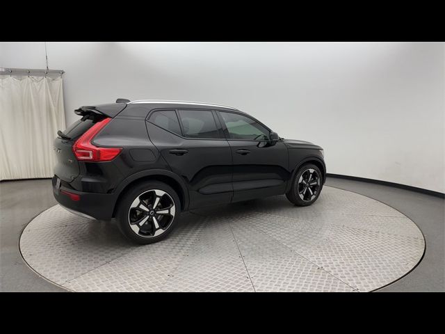 2022 Volvo XC40 Momentum