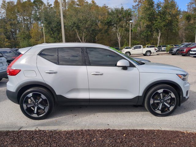 2022 Volvo XC40 Momentum