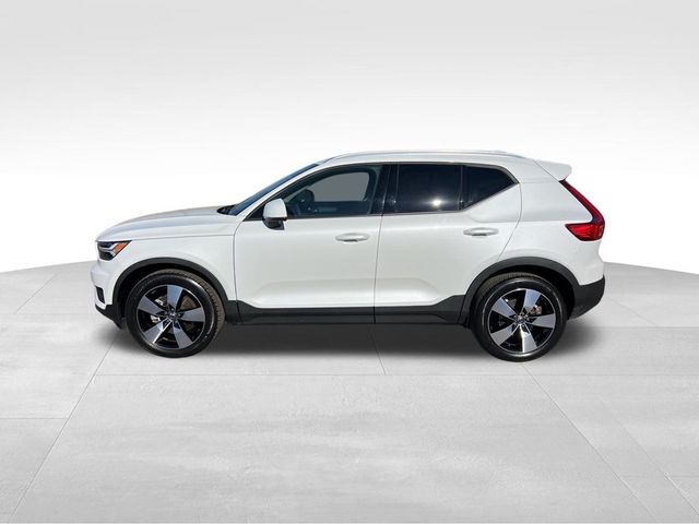 2022 Volvo XC40 Momentum