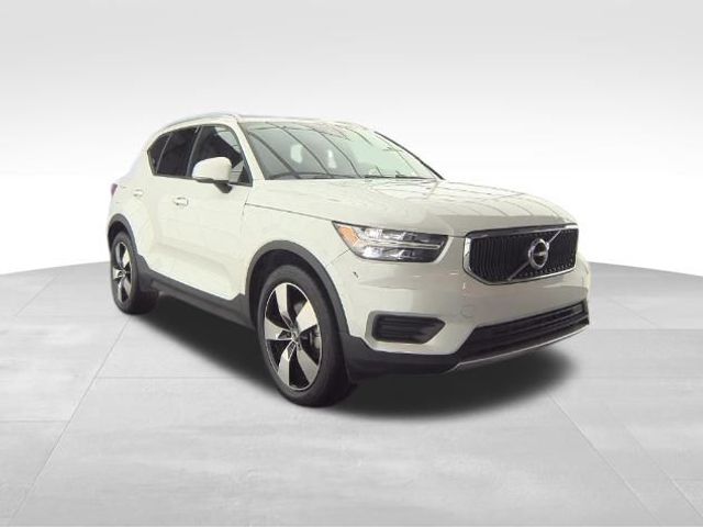 2022 Volvo XC40 Momentum