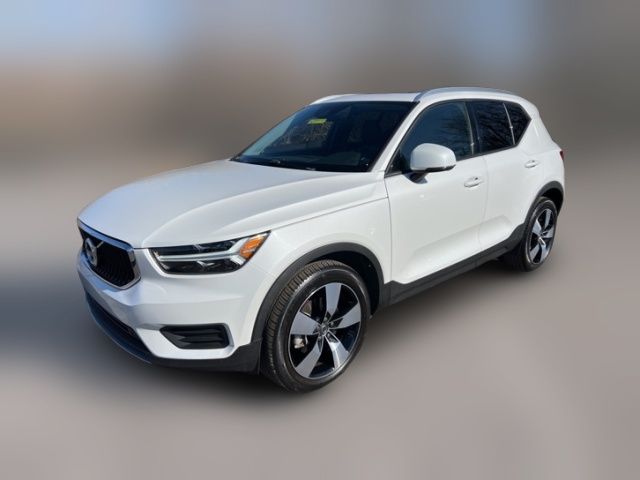 2022 Volvo XC40 Momentum