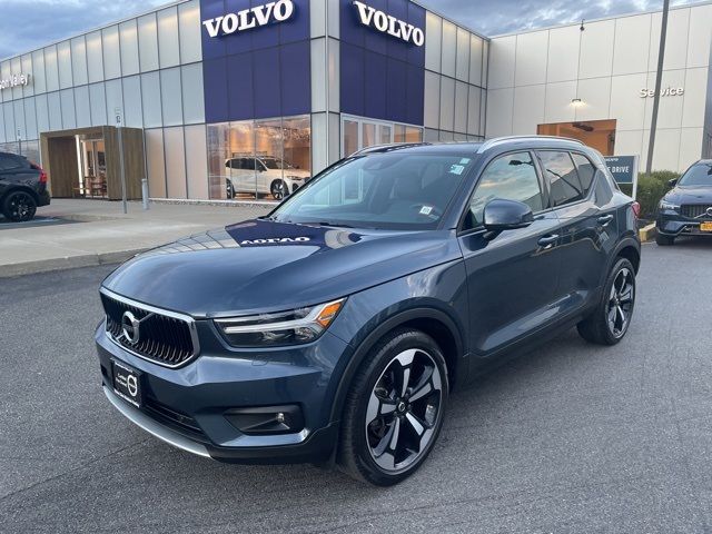 2022 Volvo XC40 Momentum