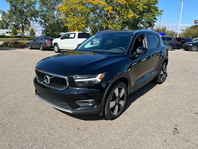 2022 Volvo XC40 Momentum