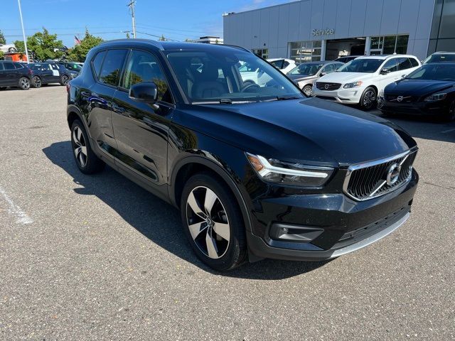 2022 Volvo XC40 Momentum