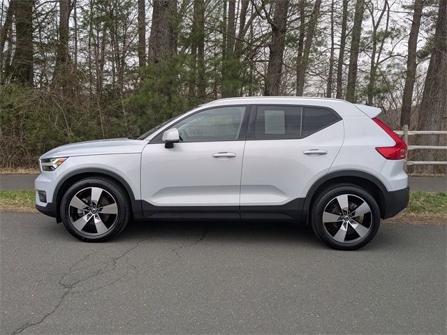 2022 Volvo XC40 Momentum