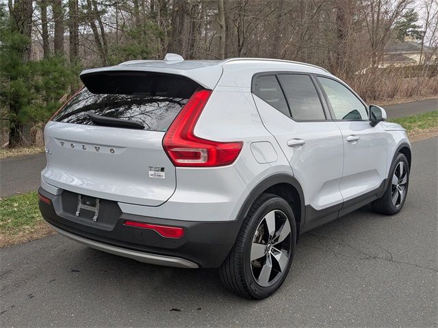 2022 Volvo XC40 Momentum