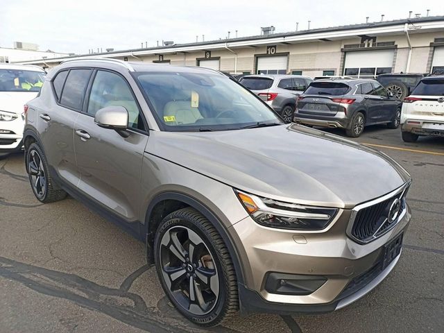 2022 Volvo XC40 Momentum