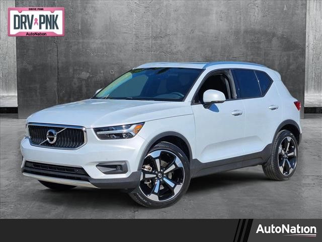 2022 Volvo XC40 Momentum