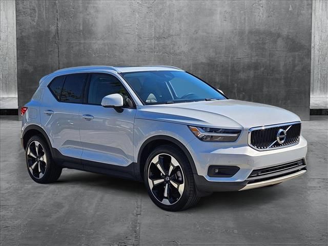 2022 Volvo XC40 Momentum