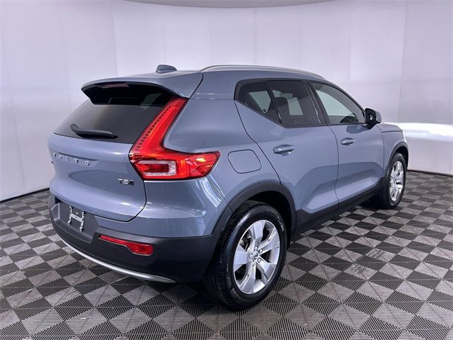 2022 Volvo XC40 Momentum