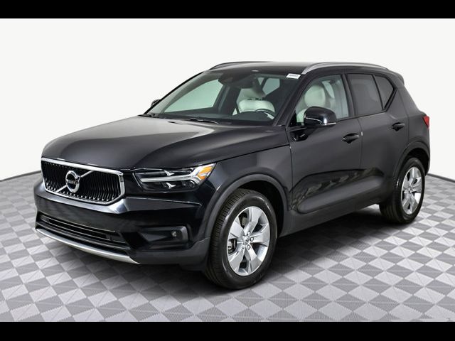 2022 Volvo XC40 Momentum