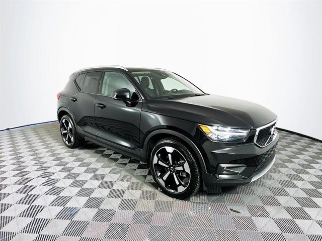 2022 Volvo XC40 Momentum