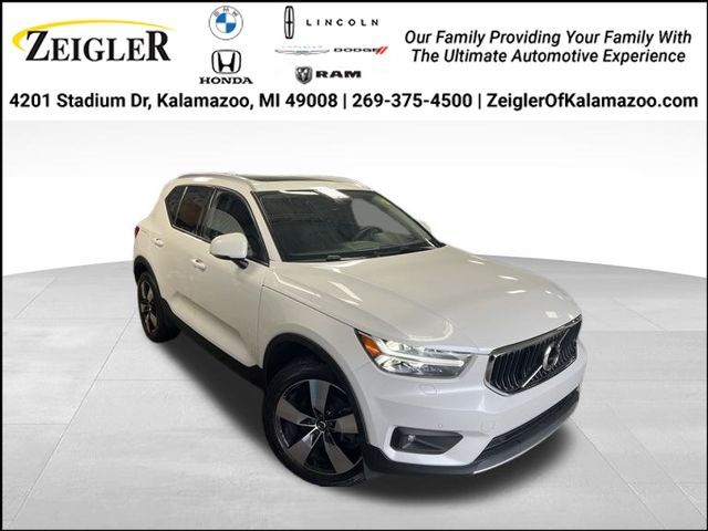 2022 Volvo XC40 Momentum