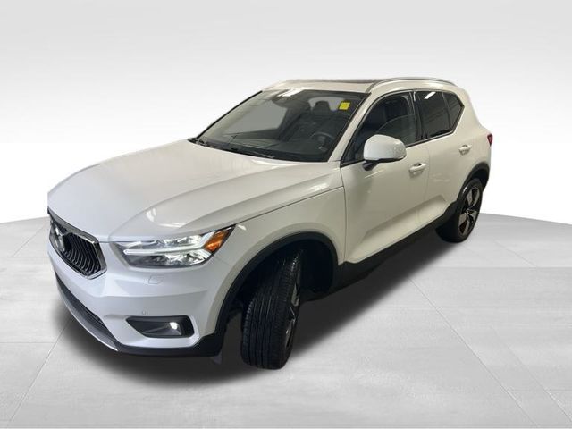 2022 Volvo XC40 Momentum