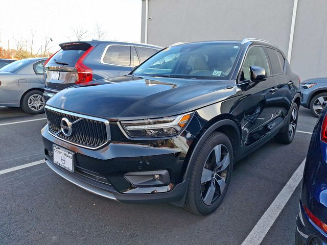 2022 Volvo XC40 Momentum