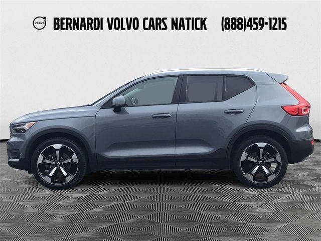 2022 Volvo XC40 Momentum