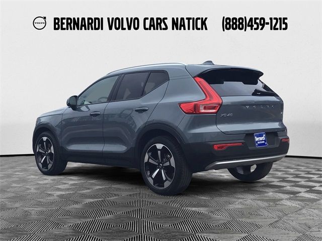 2022 Volvo XC40 Momentum