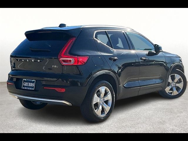 2022 Volvo XC40 Momentum