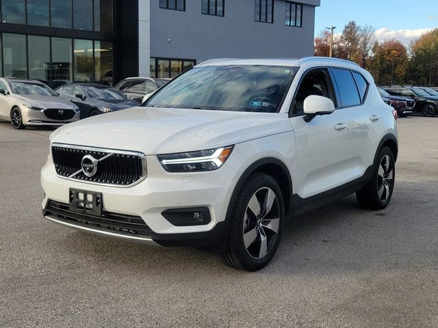 2022 Volvo XC40 Momentum