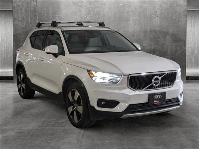 2022 Volvo XC40 Momentum