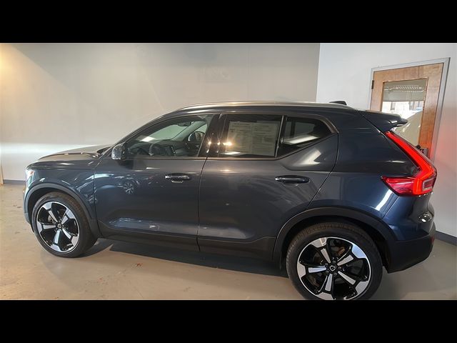 2022 Volvo XC40 Momentum