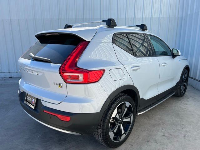 2022 Volvo XC40 Momentum