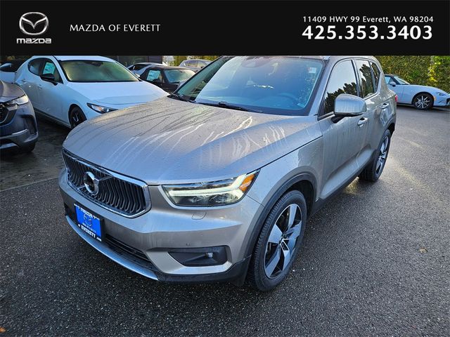 2022 Volvo XC40 Momentum