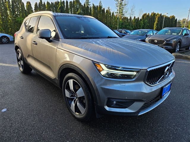 2022 Volvo XC40 Momentum