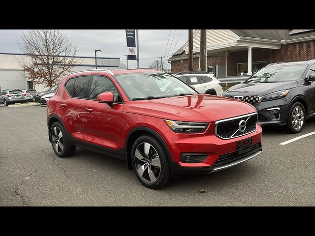 2022 Volvo XC40 Momentum