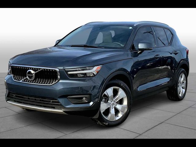 2022 Volvo XC40 Momentum