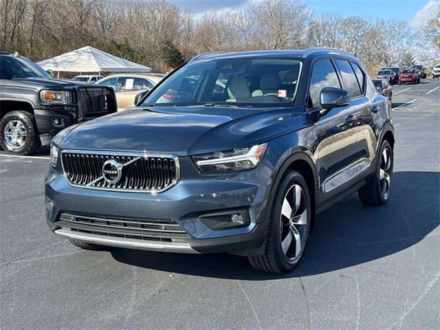 2022 Volvo XC40 Momentum