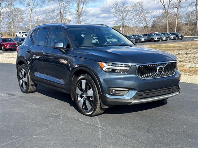 2022 Volvo XC40 Momentum