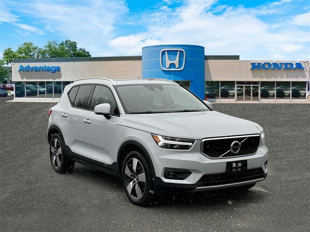 2022 Volvo XC40 Momentum