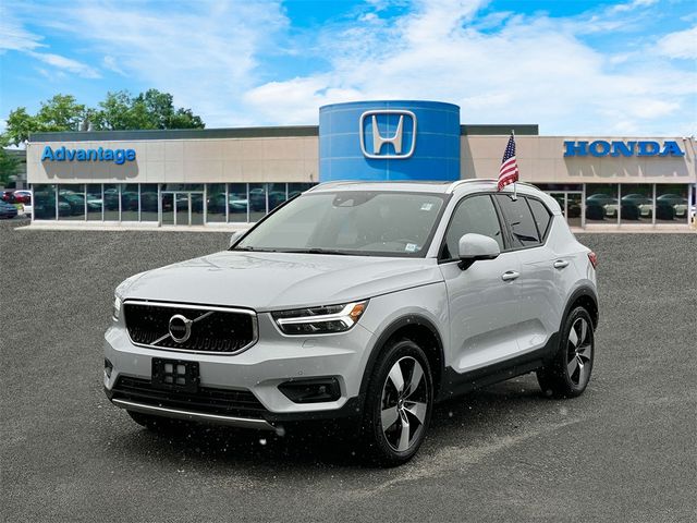 2022 Volvo XC40 Momentum