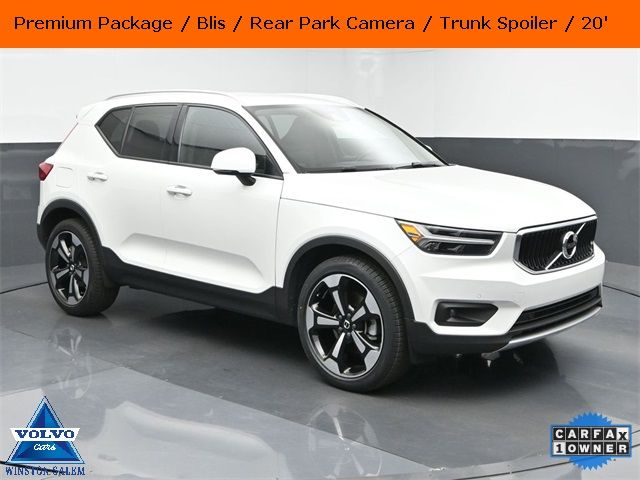 2022 Volvo XC40 Momentum