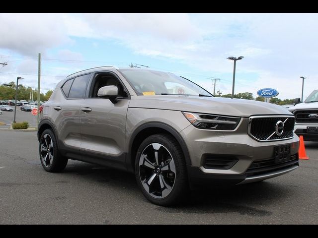 2022 Volvo XC40 Momentum