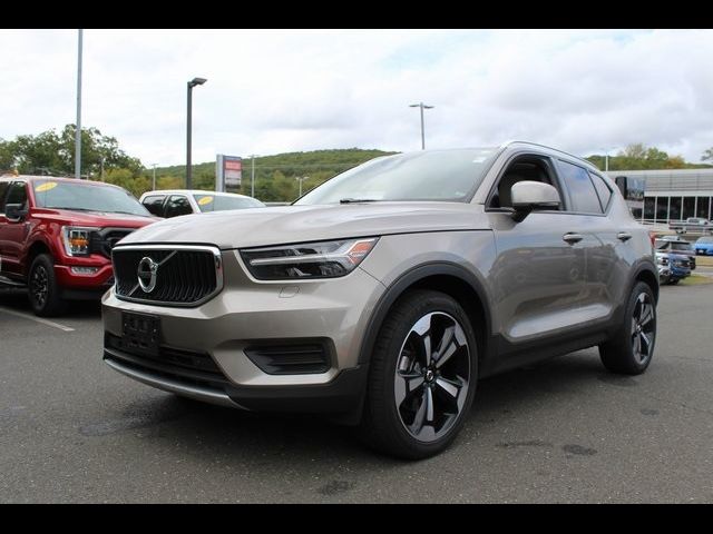 2022 Volvo XC40 Momentum