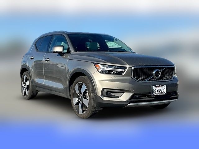 2022 Volvo XC40 Momentum