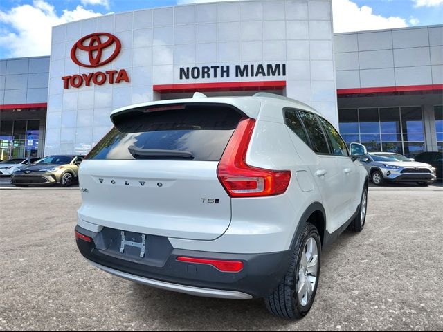 2022 Volvo XC40 Momentum