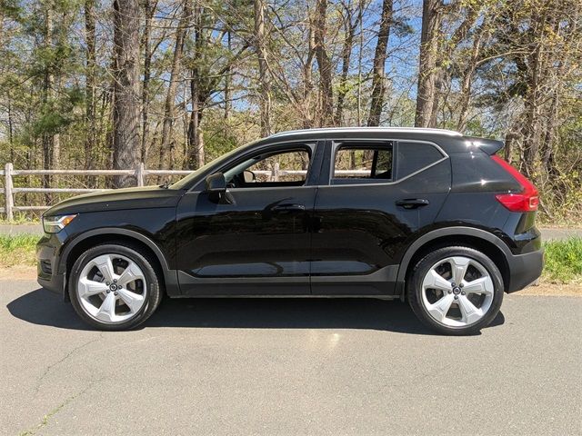2022 Volvo XC40 Momentum