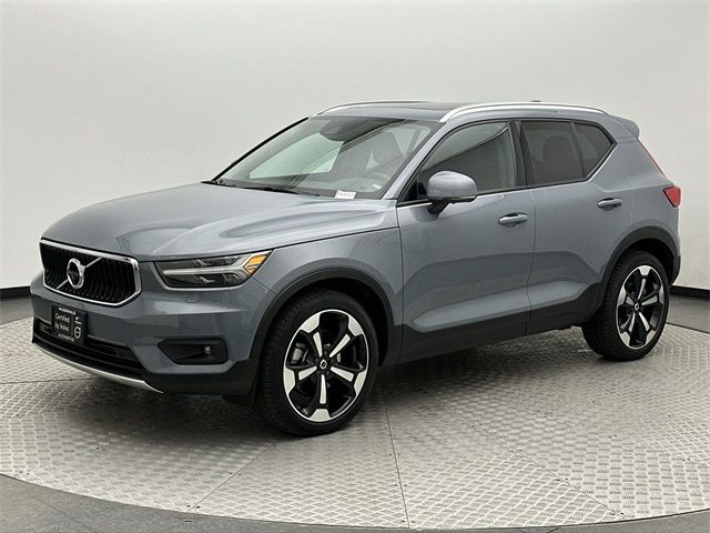 2022 Volvo XC40 Momentum