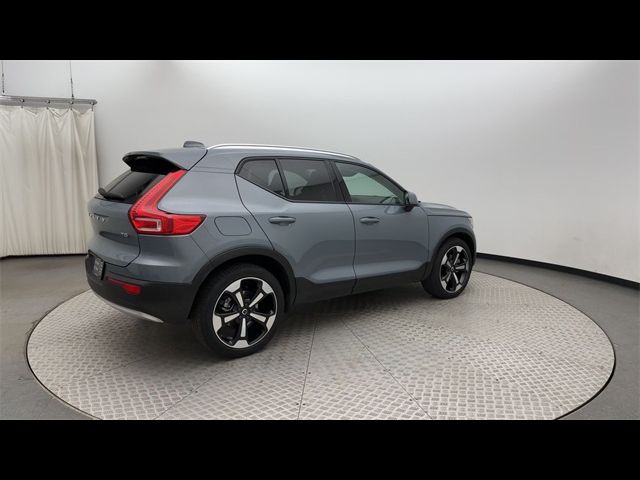 2022 Volvo XC40 Momentum